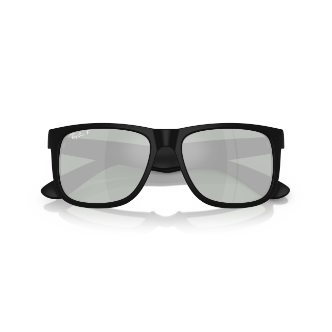 Ray-Ban RB 4165 JUSTIN col. 622/Y4 è un occhiale da sole in acetato nero gommato e calibro 55.