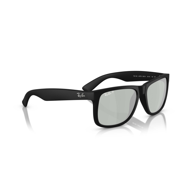 Ray-Ban RB 4165 JUSTIN col. 622/Y4 è un occhiale da sole in acetato nero gommato e calibro 55.
