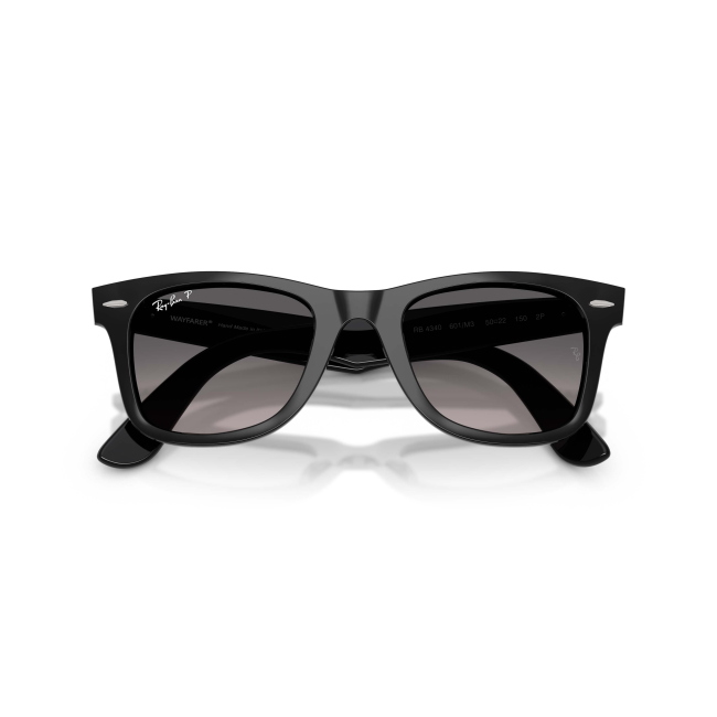 Ray-Ban RB 4340 WAYFARER Col.601/M3 Cal.50: occhiale da sole, calibro 50, colore 601/M3. Materiale/finitura celluloide nero lucido, colore principale nero, lenti grigio scuro polarizzata.