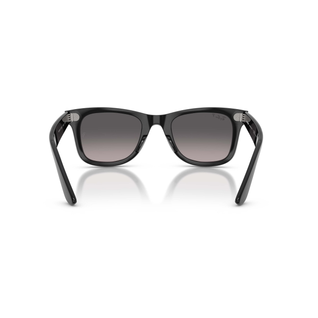 Ray-Ban RB 4340 WAYFARER Col.601/M3 Cal.50: occhiale da sole, calibro 50, colore 601/M3. Materiale/finitura celluloide nero lucido, colore principale nero, lenti grigio scuro polarizzata.