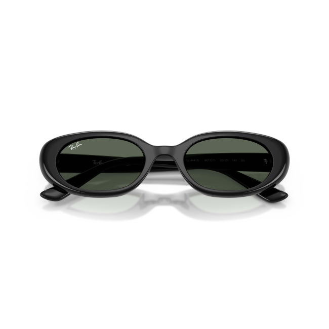Ray-Ban RB 4441D col. 6677/71 è un occhiale da sole in acetato nero lucido e calibro 53.
