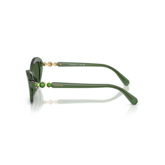 Swarovski SK 6048 col. 108571 è un occhiale da sole da donna in acetato verde trasparente, dalla forma cat eye e calibro 54.