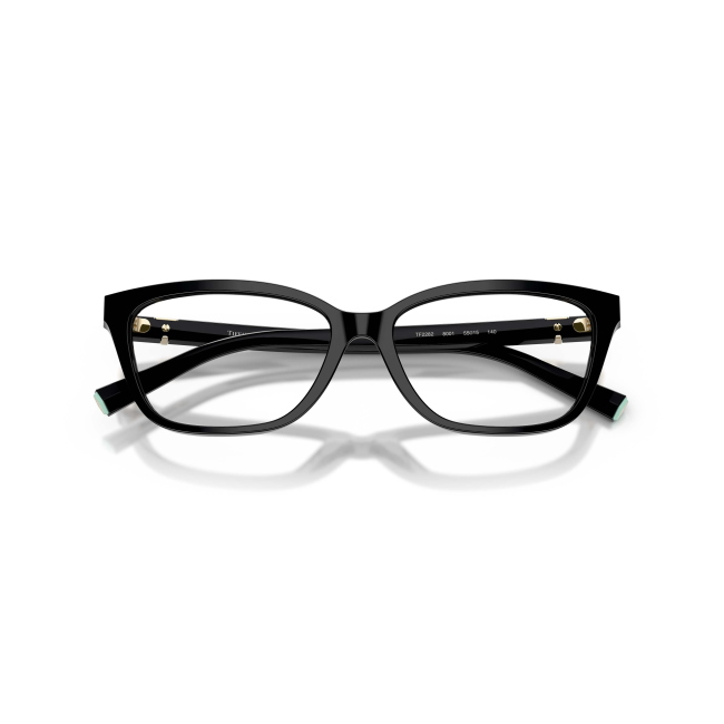 Tiffany & Co. TF 2282 col. 8001 è una montatura da vista da donna in acetato nero lucido, dalla forma pillow e calibro 55.