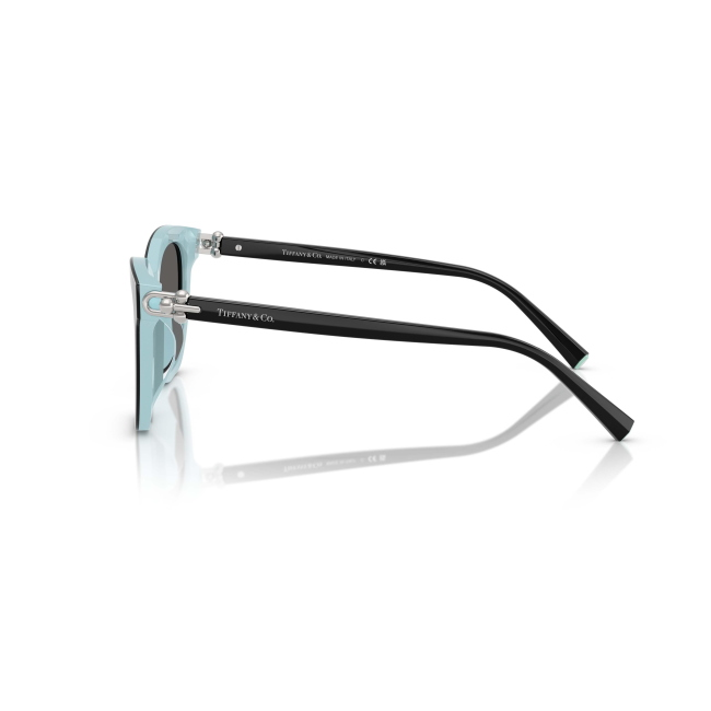 Tiffany & Co. TF 4241D col. 8055/S4 è un occhiale da sole da donna in acetato nero su blu tiffany, dalla forma squadrata e calibro 54.