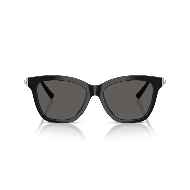 Tiffany & Co. TF 4241D col. 8055/S4 è un occhiale da sole da donna in acetato nero su blu tiffany, dalla forma squadrata e calibro 54.