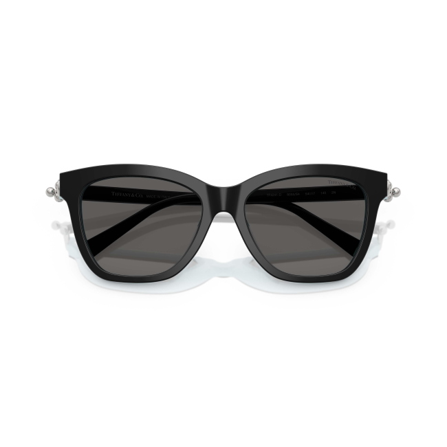 Tiffany & Co. TF 4241D col. 8055/S4 è un occhiale da sole da donna in acetato nero su blu tiffany, dalla forma squadrata e calibro 54.