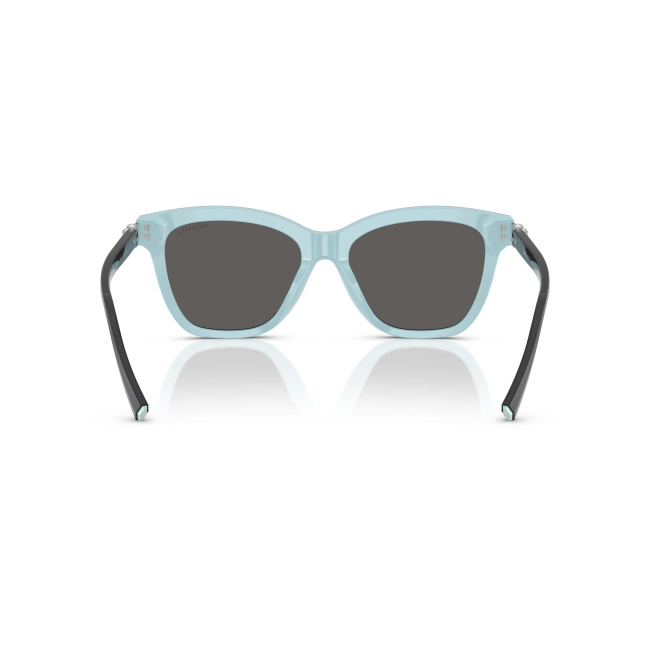 Tiffany & Co. TF 4241D col. 8055/S4 è un occhiale da sole da donna in acetato nero su blu tiffany, dalla forma squadrata e calibro 54.