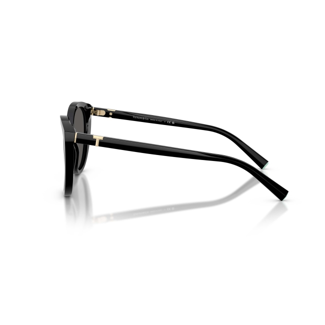 Tiffany & Co. TF 4251 col. 8001/S4 è un occhiale da sole da donna in acetato nero lucido, dalla forma cat eye e calibro 56.