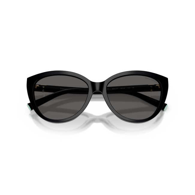 Tiffany & Co. TF 4251 col. 8001/S4 è un occhiale da sole da donna in acetato nero lucido, dalla forma cat eye e calibro 56.