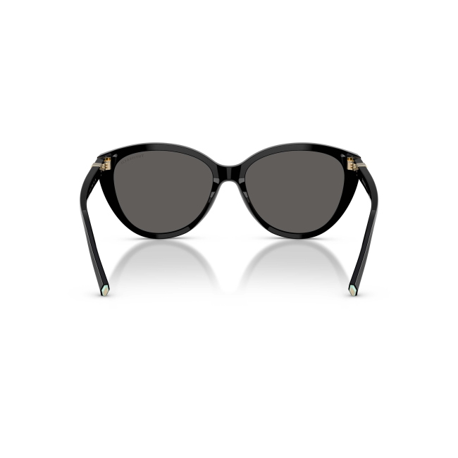 Tiffany & Co. TF 4251 col. 8001/S4 è un occhiale da sole da donna in acetato nero lucido, dalla forma cat eye e calibro 56.