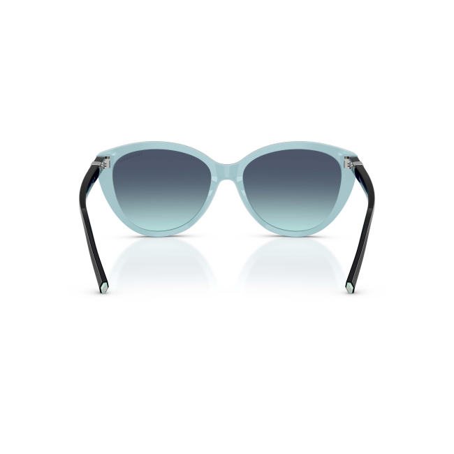 Tiffany & Co. TF 4251 col. 8055/9S è un occhiale da sole da donna in acetato nero su blu tiffany, dalla forma cat eye e calibro 56.