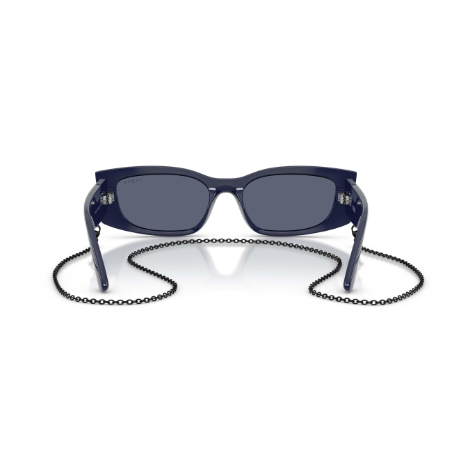 Vogue VO 5655SU Col.3240/87 Cal.53: occhiale da sole, calibro 53, colore 3240/87. Materiale/finitura celluloide blu, colore principale blu, lenti grigio scuro.