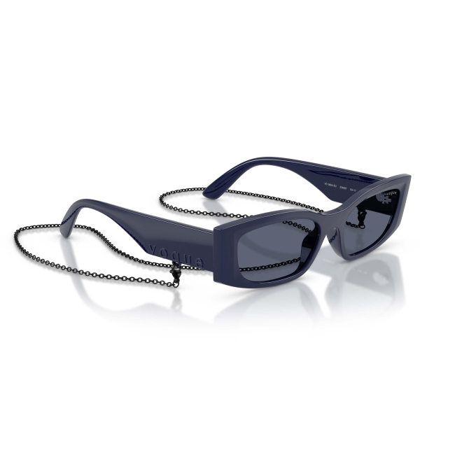 Vogue VO 5655SU Col.3240/87 Cal.53: occhiale da sole, calibro 53, colore 3240/87. Materiale/finitura celluloide blu, colore principale blu, lenti grigio scuro.