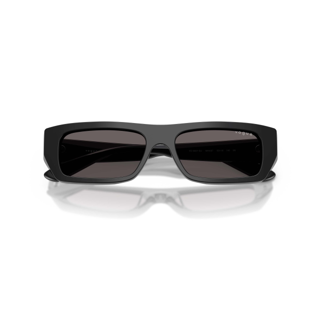 Vogue VO 5657SU Col.W44/87 Cal.53: occhiale da sole, calibro 53, colore W44/87. Materiale/finitura celluloide nero lucido, colore principale nero, lenti grigio scuro.