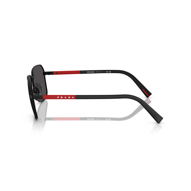 Prada Linea Rossa SPS A51 col. 1BO-06F si distingue per il frontale Rettangolare in METALLO NERO SATINATO con lenti GRIGIO SCURO. Il calibro 57 completa una configurazione equilibrata.