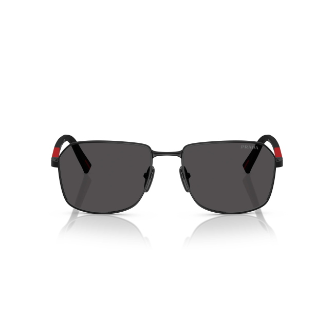 Prada Linea Rossa SPS A51 col. 1BO-06F si distingue per il frontale Rettangolare in METALLO NERO SATINATO con lenti GRIGIO SCURO. Il calibro 57 completa una configurazione equilibrata.