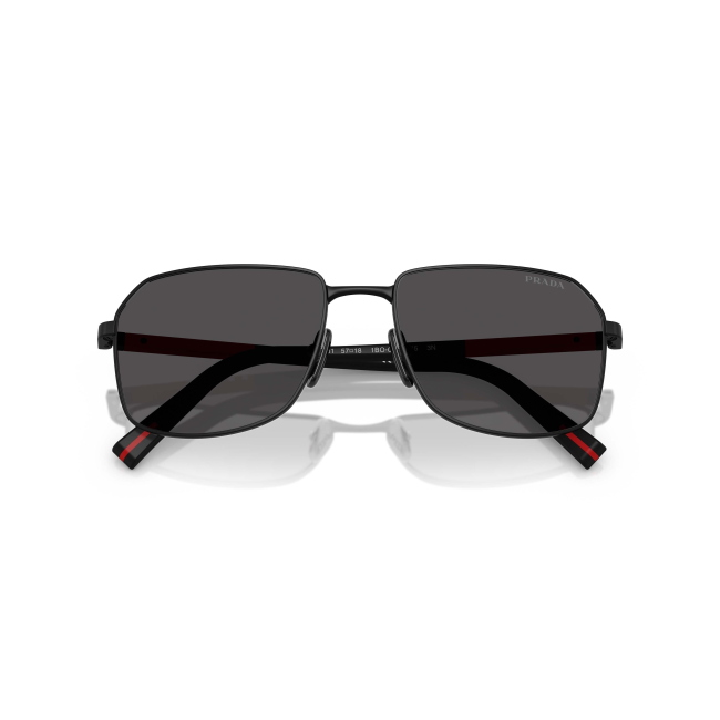 Prada Linea Rossa SPS A51 col. 1BO-06F si distingue per il frontale Rettangolare in METALLO NERO SATINATO con lenti GRIGIO SCURO. Il calibro 57 completa una configurazione equilibrata.