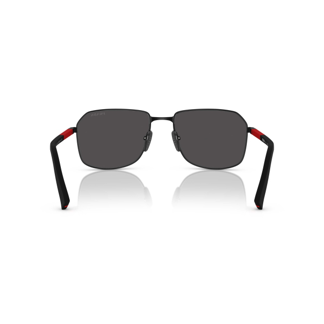 Prada Linea Rossa SPS A51 col. 1BO-06F si distingue per il frontale Rettangolare in METALLO NERO SATINATO con lenti GRIGIO SCURO. Il calibro 57 completa una configurazione equilibrata.