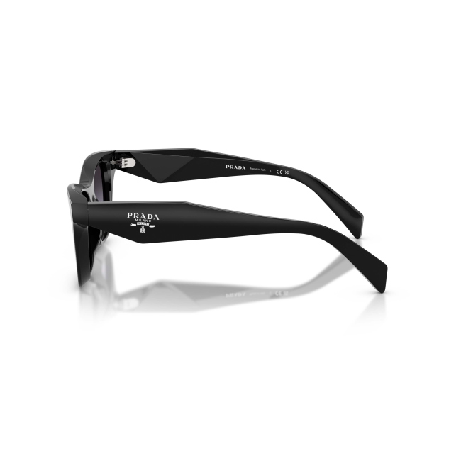 Prada SPR C07 col. 16K-90A è un occhiale da sole da donna in acetato nero lucido, dalla forma farfalla e calibro 51.