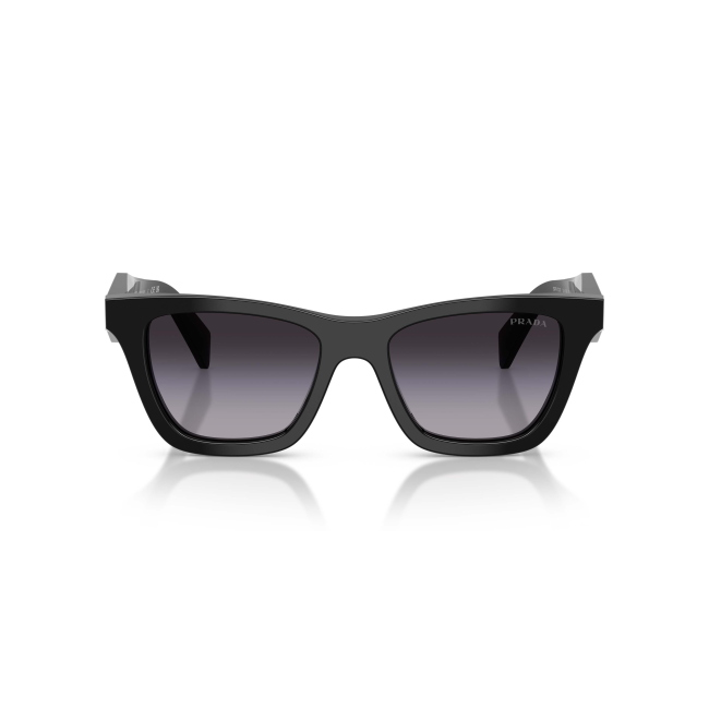 Prada SPR C07 col. 16K-90A è un occhiale da sole da donna in acetato nero lucido, dalla forma farfalla e calibro 51.