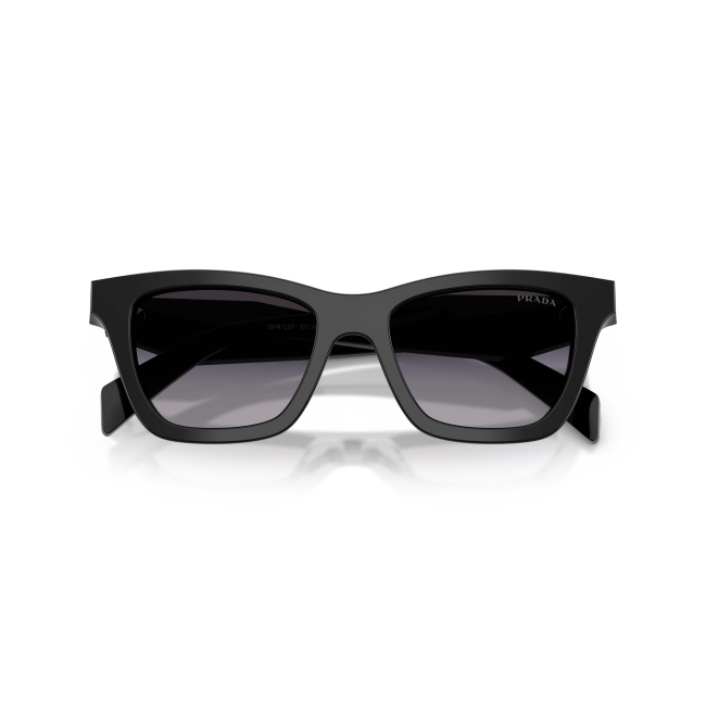 Prada SPR C07 col. 16K-90A è un occhiale da sole da donna in acetato nero lucido, dalla forma farfalla e calibro 51.