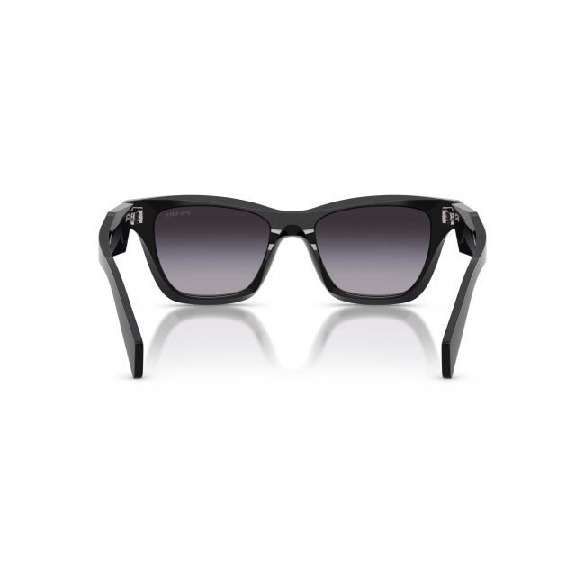 Prada SPR C07 col. 16K-90A è un occhiale da sole da donna in acetato nero lucido, dalla forma farfalla e calibro 51.