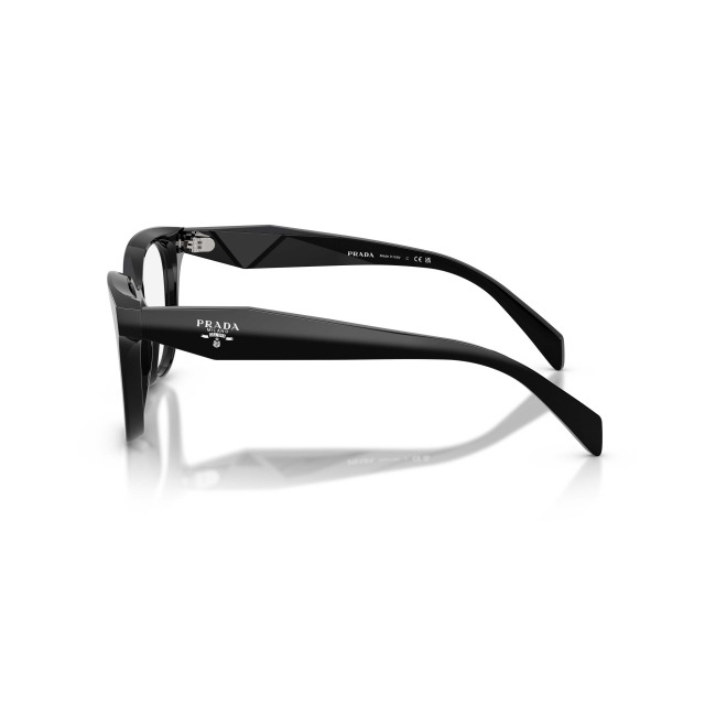 Prada VPR C11 col. 16K-1O1 è una montatura da vista da donna in acetato nero lucido, dalla forma farfalla e calibro 53.
