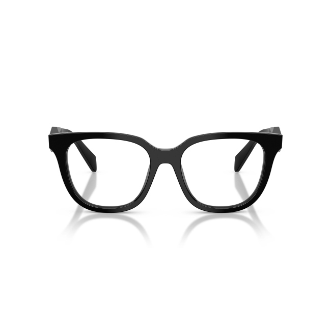 Prada VPR C11 col. 16K-1O1 è una montatura da vista da donna in acetato nero lucido, dalla forma farfalla e calibro 53.