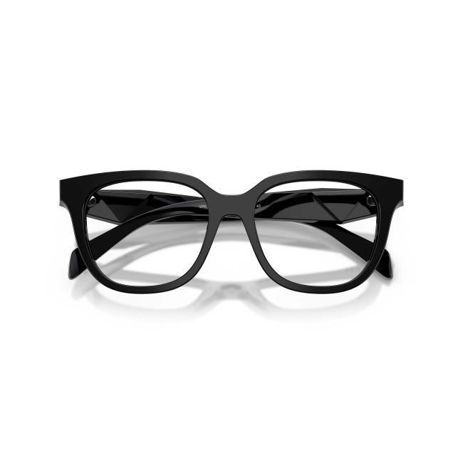 Prada VPR C11 col. 16K-1O1 è una montatura da vista da donna in acetato nero lucido, dalla forma farfalla e calibro 53.