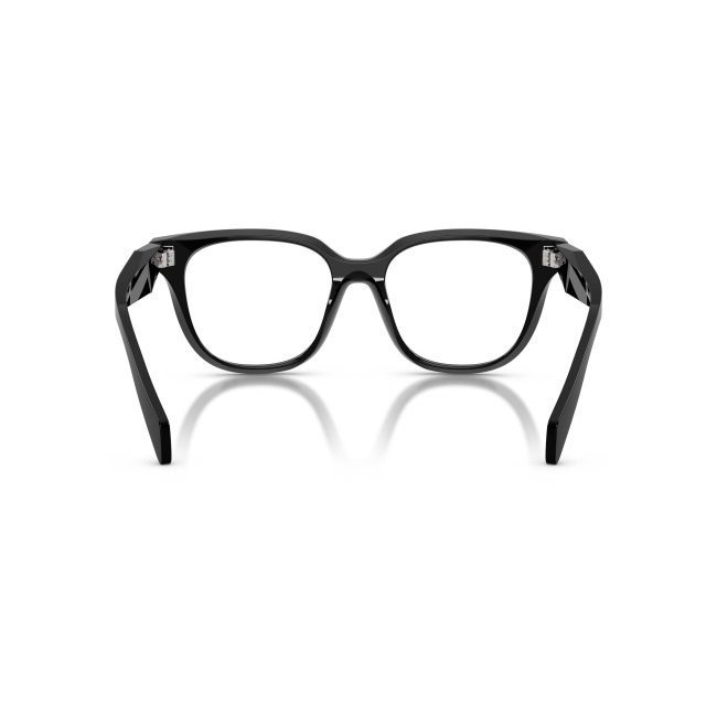 Prada VPR C11 col. 16K-1O1 è una montatura da vista da donna in acetato nero lucido, dalla forma farfalla e calibro 53.