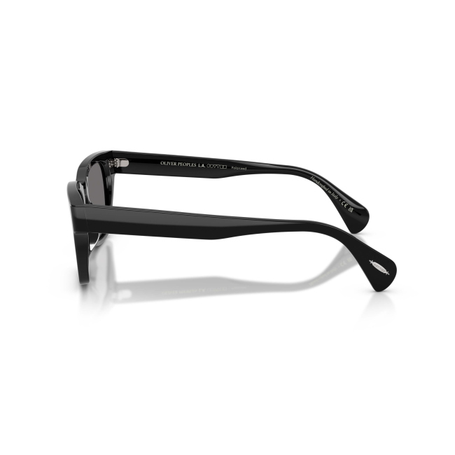 Oliver Peoples OV 5332SU RYCE SUN col. 1005/81 è un occhiale da sole da donna in acetato nero lucido, dalla forma squadrata e calibro 54.