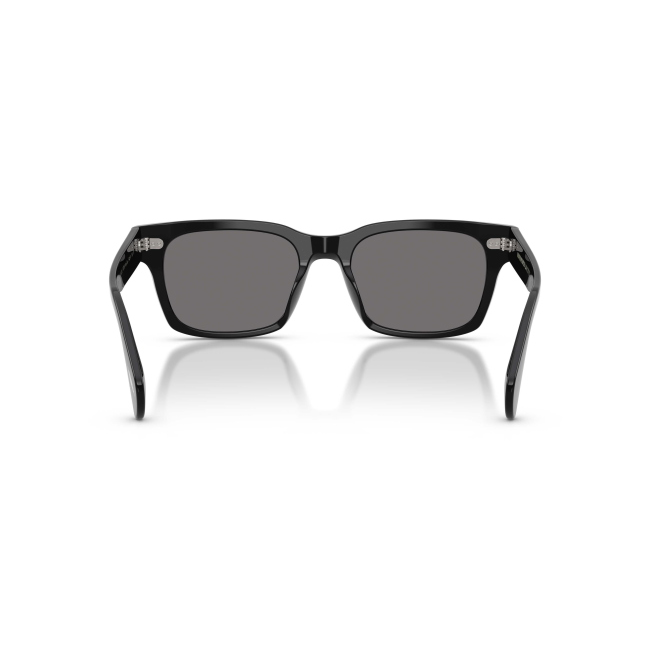 Oliver Peoples OV 5332SU RYCE SUN col. 1005/81 è un occhiale da sole da donna in acetato nero lucido, dalla forma squadrata e calibro 54.