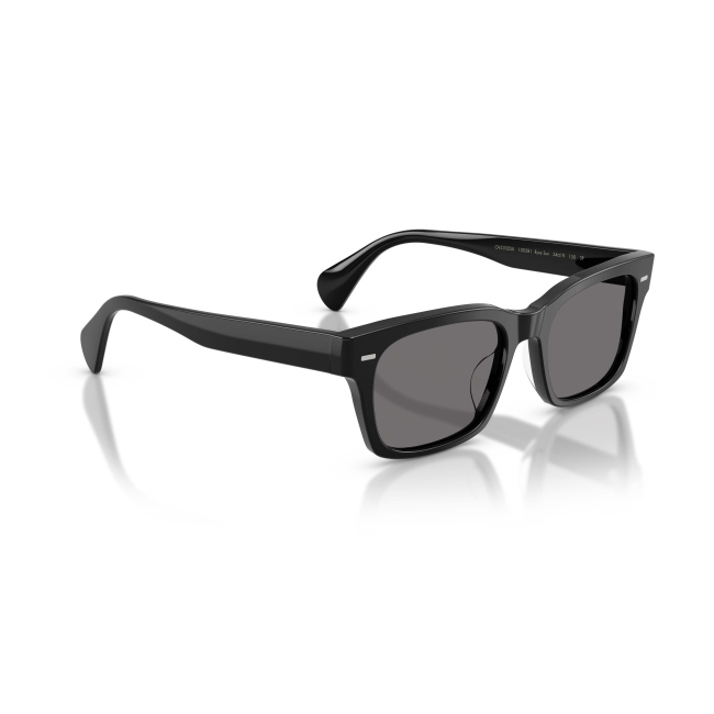 Oliver Peoples OV 5332SU RYCE SUN col. 1005/81 è un occhiale da sole da donna in acetato nero lucido, dalla forma squadrata e calibro 54.