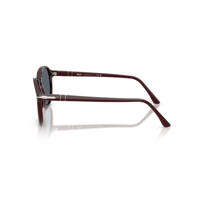 Persol PO 3343S col. 1241/R5 combina acetato BORDEAUX e lenti BLU su una forma Pillow. Calibro 53, per un risultato moderno e portabile.