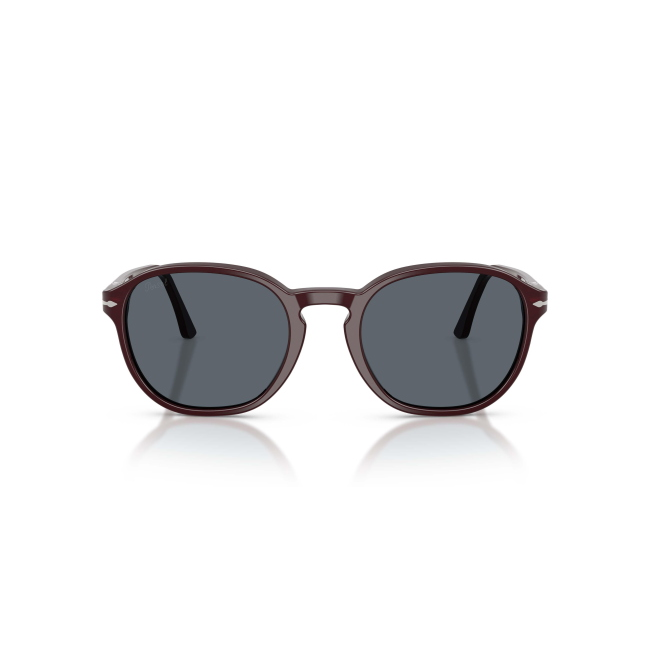 Persol PO 3343S col. 1241/R5 combina acetato BORDEAUX e lenti BLU su una forma Pillow. Calibro 53, per un risultato moderno e portabile.