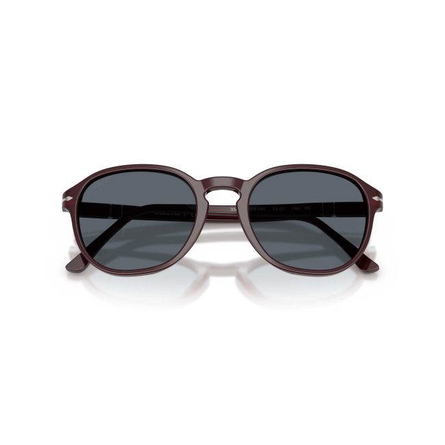 Persol PO 3343S col. 1241/R5 combina acetato BORDEAUX e lenti BLU su una forma Pillow. Calibro 53, per un risultato moderno e portabile.