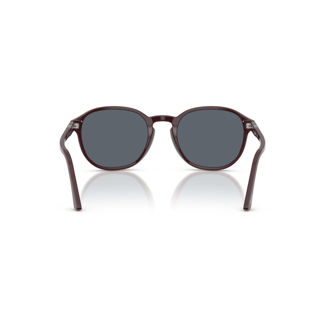Persol PO 3343S col. 1241/R5 combina acetato BORDEAUX e lenti BLU su una forma Pillow. Calibro 53, per un risultato moderno e portabile.
