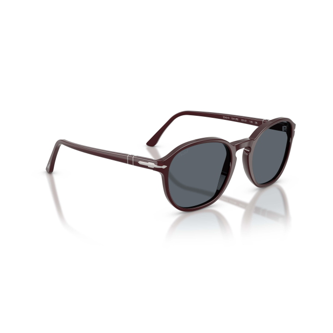 Persol PO 3343S col. 1241/R5 combina acetato BORDEAUX e lenti BLU su una forma Pillow. Calibro 53, per un risultato moderno e portabile.