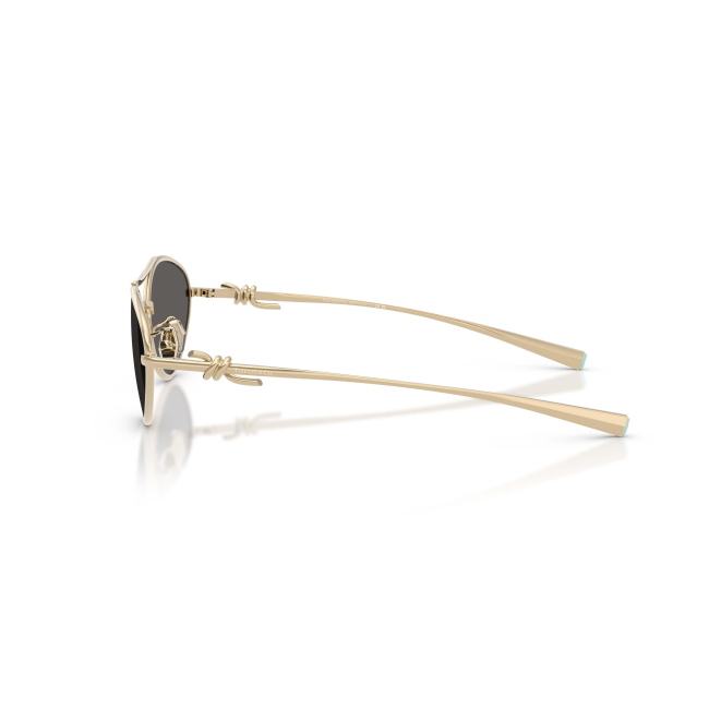 Tiffany & Co. TF 3117 col. 6021/S4 è un occhiale da sole da donna in metallo oro pallido, dalla forma irregolare e calibro 58.