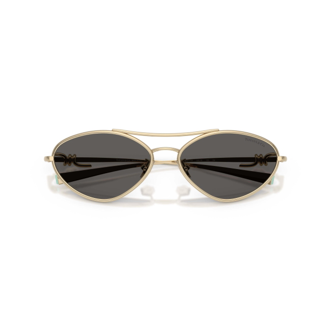 Tiffany & Co. TF 3117 col. 6021/S4 è un occhiale da sole da donna in metallo oro pallido, dalla forma irregolare e calibro 58.