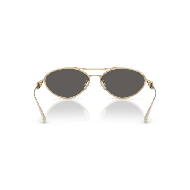 Tiffany & Co. TF 3117 col. 6021/S4 è un occhiale da sole da donna in metallo oro pallido, dalla forma irregolare e calibro 58.