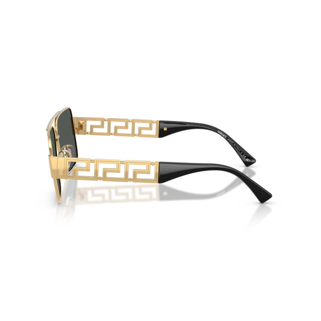 Versace VE 2290 col. 1002/87 è un occhiale da sole da uomo in metallo oro, dalla forma rettangolare e calibro 61.
