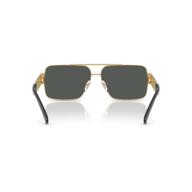 Versace VE 2290 col. 1002/87 è un occhiale da sole da uomo in metallo oro, dalla forma rettangolare e calibro 61.