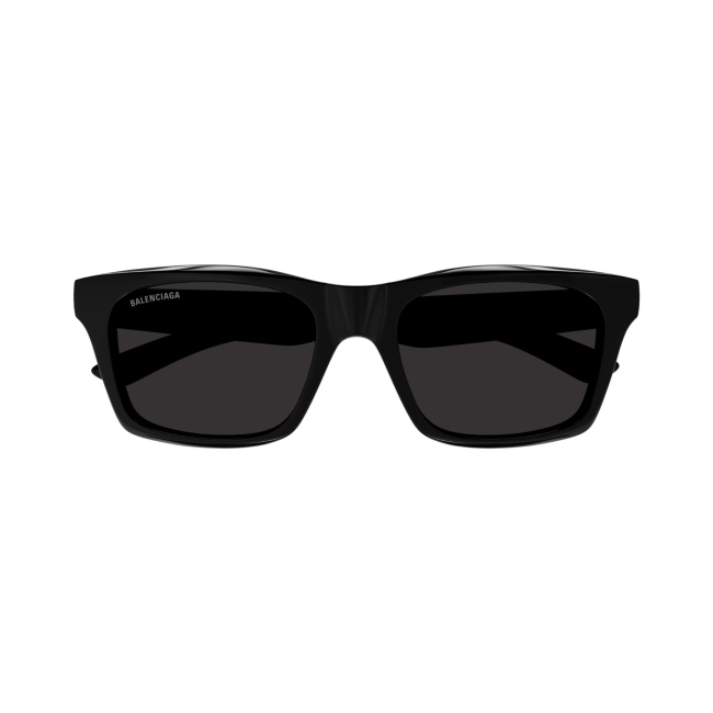 Balenciaga BB 0423 S col. 001 è un occhiale da sole in acetato nero e calibro 56.