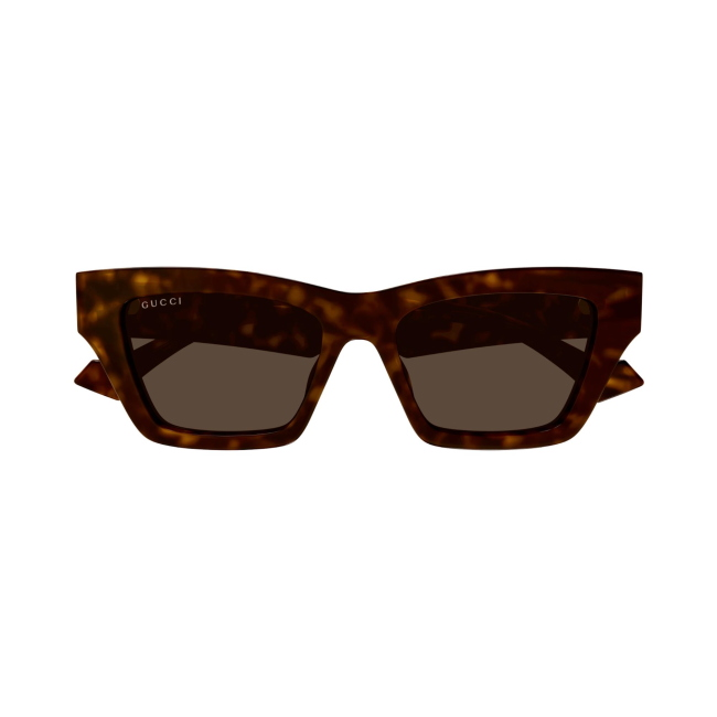 Gucci GG 1753 S col. 002 si distingue per il frontale pulito in acetato MARRONE TARTARUGATO con lenti MARRONI. Il calibro 53 completa una configurazione equilibrata.