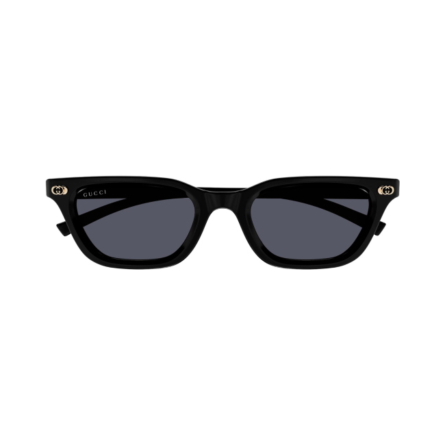 Gucci GG 1944 S col. 001 interpreta il modello con acetato NERO LUCIDO con lenti GRIGIO SCURO. il calibro 50 ne definiscono il carattere.