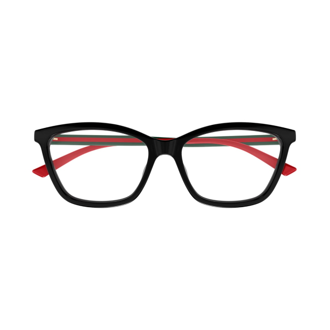 Gucci GG 1989 O col. 001 si distingue per il frontale pulito in acetato NERO LUCIDO, ASTE VERDE E ROSSO. Il calibro 56 completa una configurazione equilibrata.
