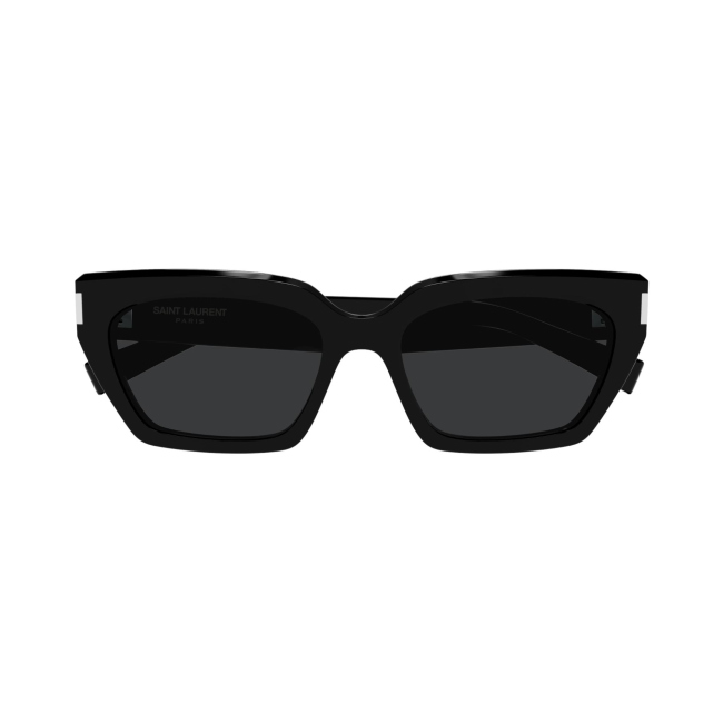 Saint Laurent SL 826 PAGE col. 001 interpreta il modello con acetato NERO LUCIDO con lenti GRIGIO SCURO. il calibro 55 ne definiscono il carattere.