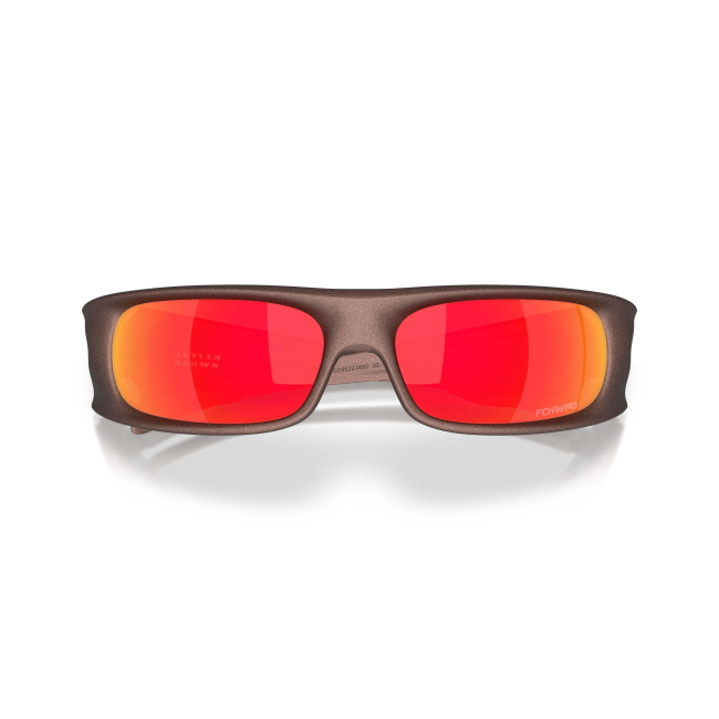 Oakley OO 9522 HIGHLAND JAYLEN BROWN col. 06 è un occhiale da sole in acetato marrone corten e calibro 62.