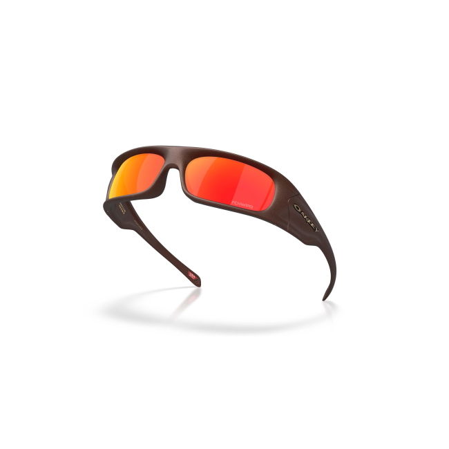 Oakley OO 9522 HIGHLAND JAYLEN BROWN col. 06 è un occhiale da sole in acetato marrone corten e calibro 62.